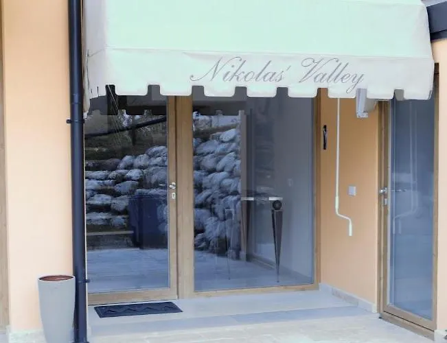 Nikolas' Valley Couette-café